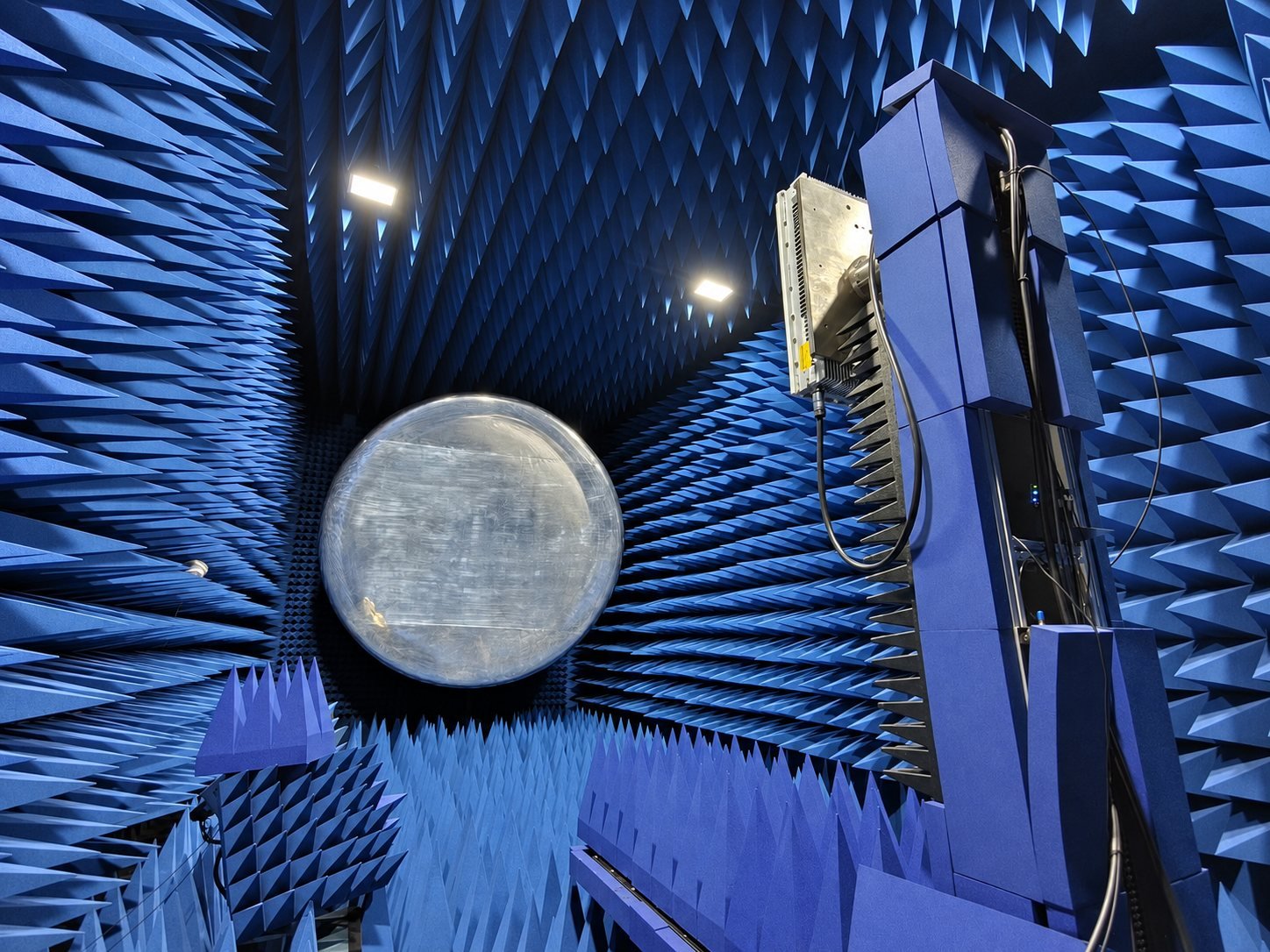 Antenna chamber with reflector